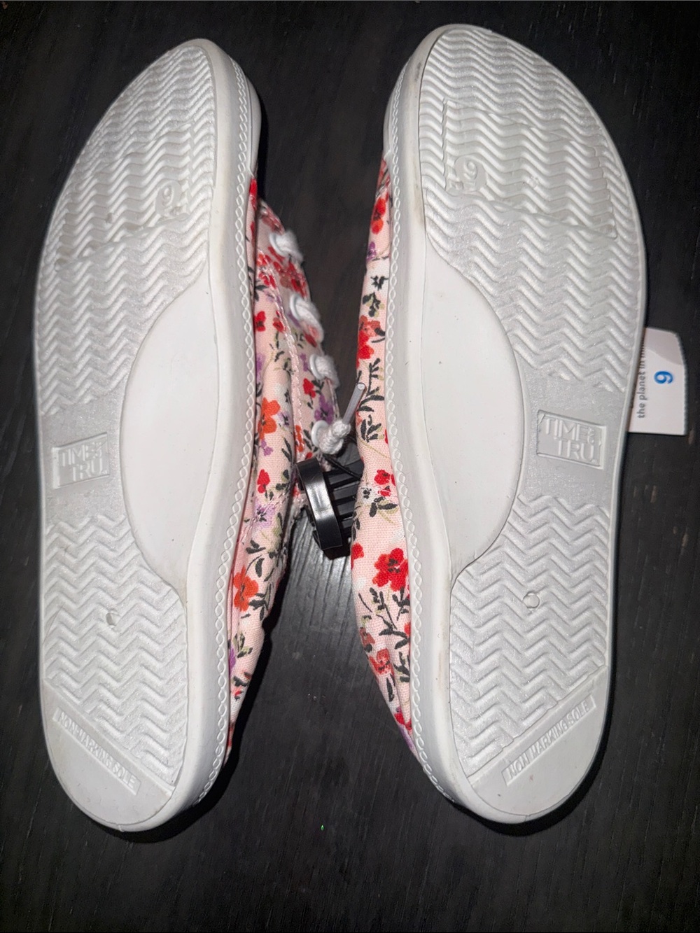 Size 9 Time and Tru Floral Sneaker with Memory Foam - Picture 3 of 4